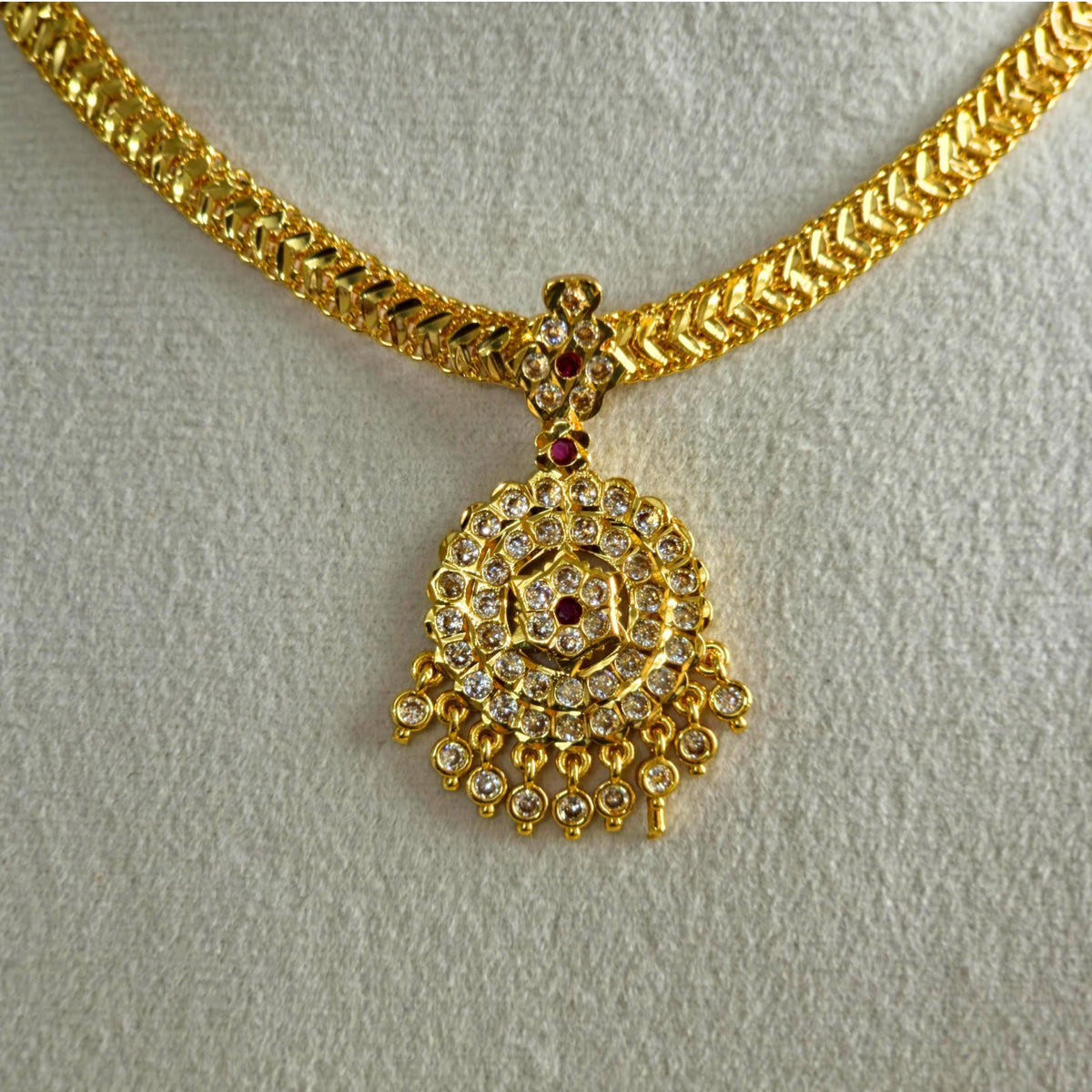 Round Pendant Attigai Necklace