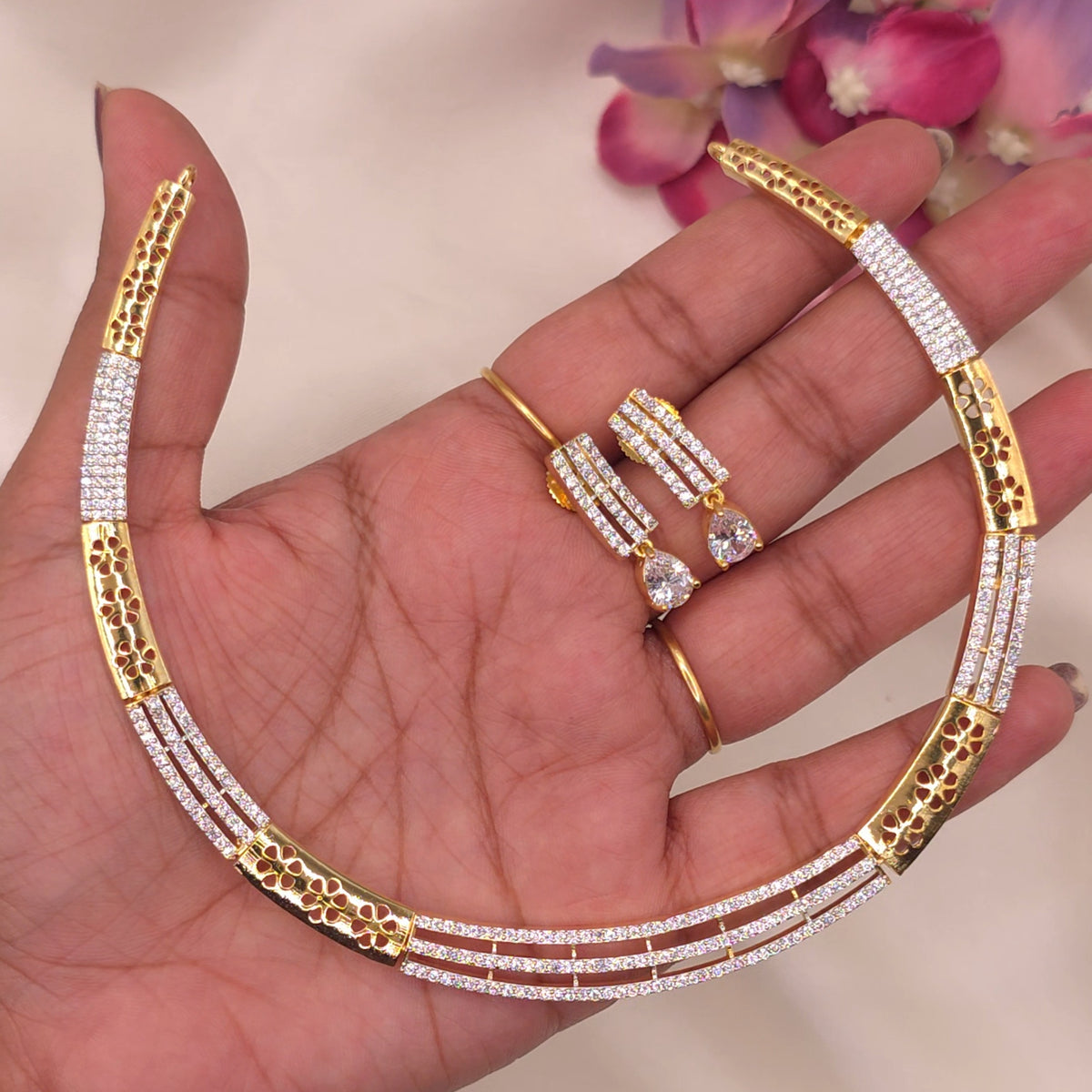 Golden Floral Lattice Necklace Set