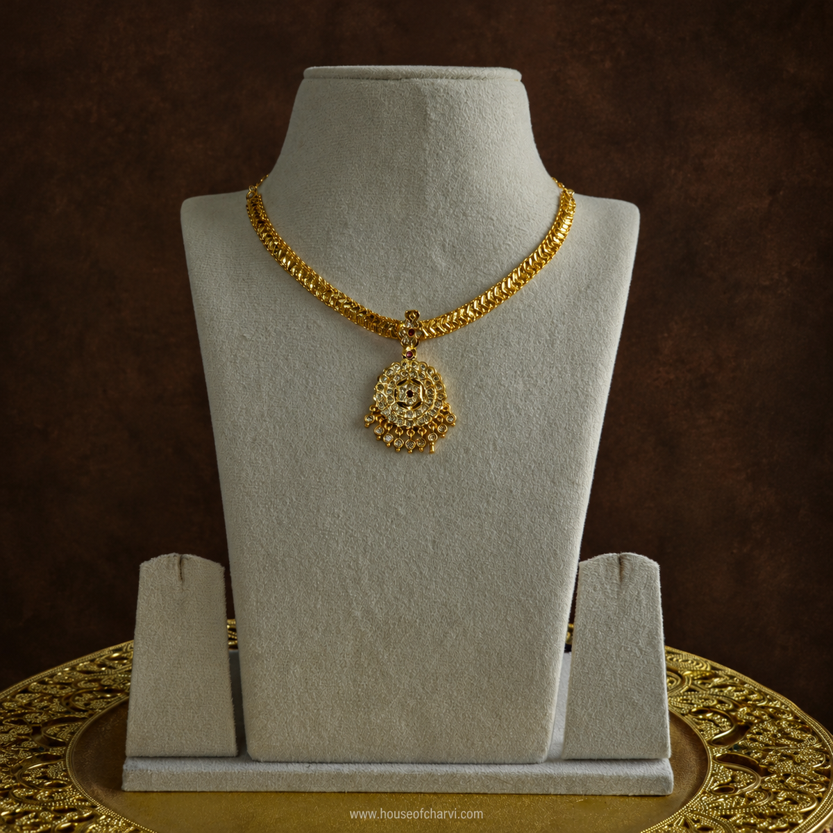 Round Pendant Attigai Necklace