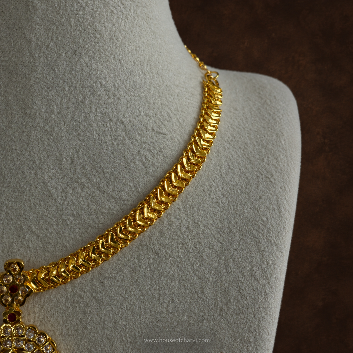 Round Pendant Attigai Necklace