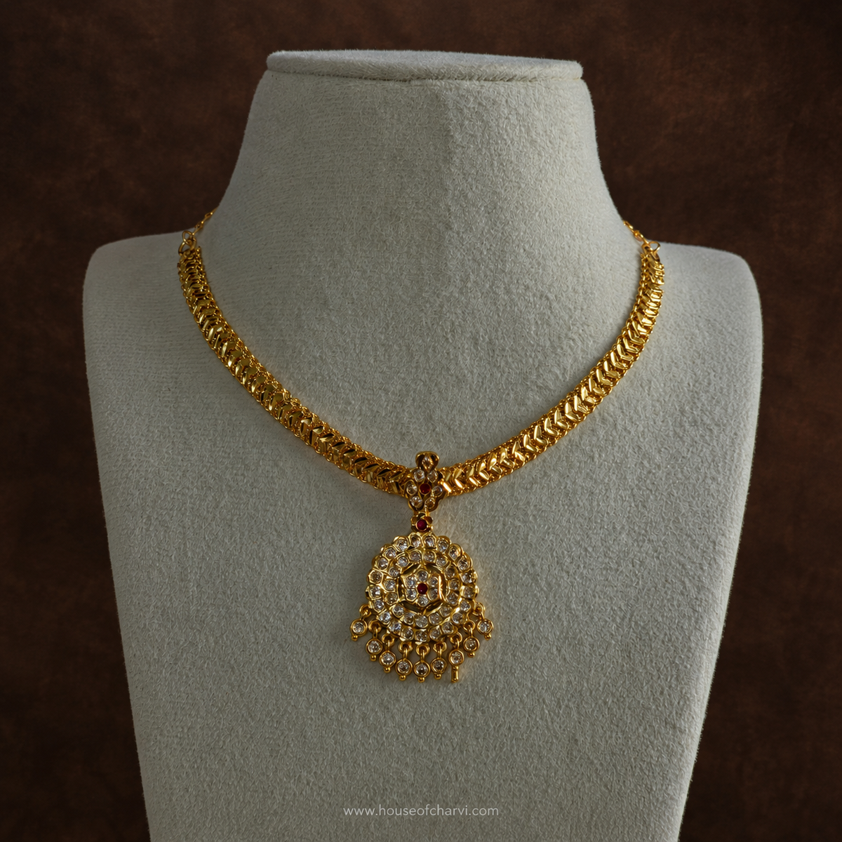 Round Pendant Attigai Necklace